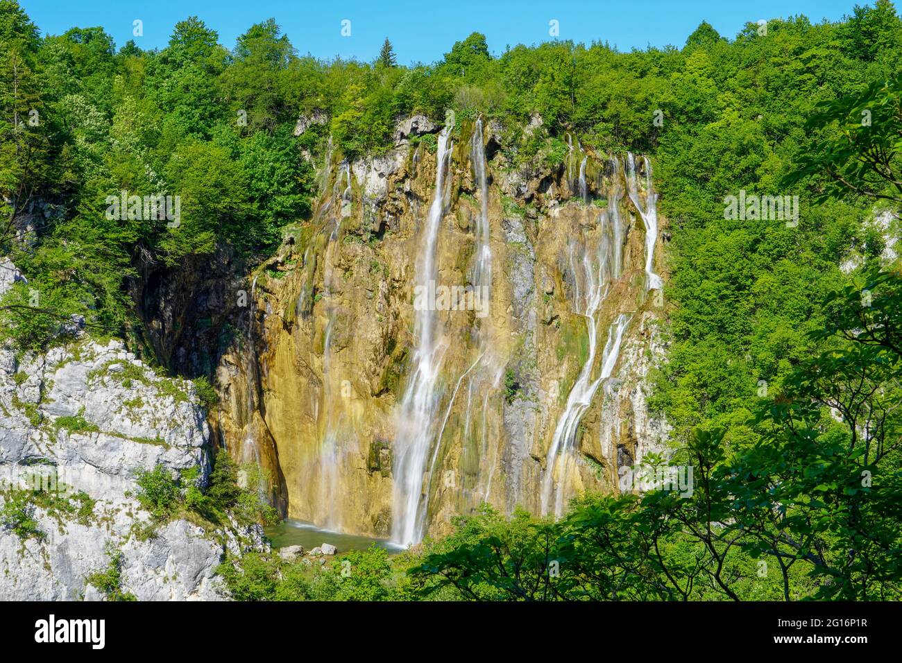 Vista delle possenti cascate cristalline al Plitvice Lakes National Park, Croazia Foto Stock