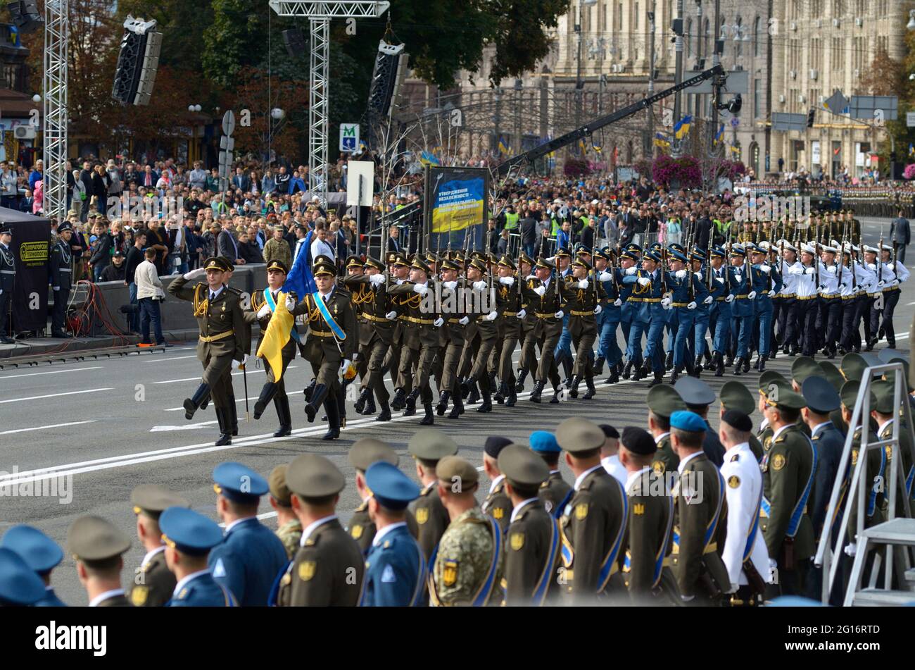 Ufficiali dell'esercito in abito pieno che marciano su una piazza. Parata militare dedicata alla Giornata di Indipendenza dell'Ucraina. 24 agosto 2017. Kiev, Ucraina Foto Stock
