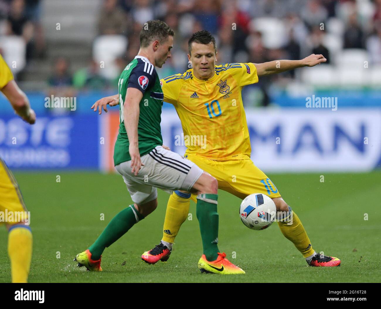 LIONE, FRANCIA - 16 GIUGNO 2016: Corry Evans dell'Irlanda del Nord (L) combatte per una palla con Yevhen Konoplyanka dell'Ucraina durante la loro partita UEFA EURO 2016 allo stadio Stade de Lyon. N.Ireland ha vinto il 2-0 Foto Stock