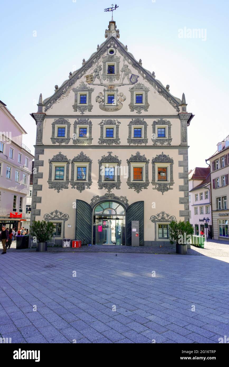 Gable decorativo presso l'edificio Lederhaus nel centro storico di Ravensburg. Baden Württemberg nella Germania meridionale. Foto Stock