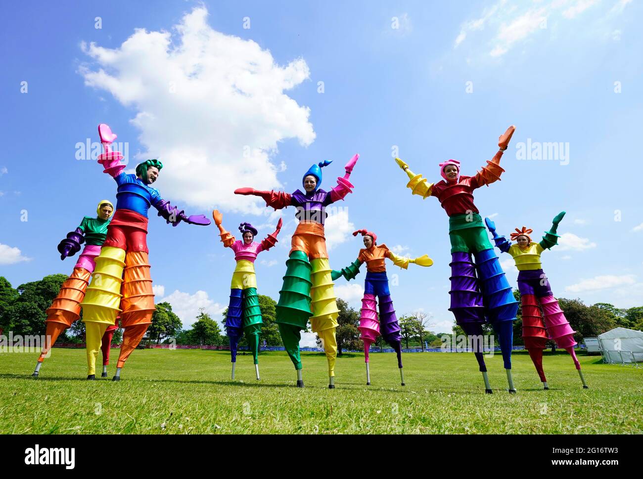 I membri del Rainbow Carnival Swilt Walkers si esibiscono nel parco di Roundhay, Leeds, in vista dell'evento AJ Bell 2021 World Triathlon Series Leeds. Data immagine: Sabato 5 giugno 2021. Foto Stock