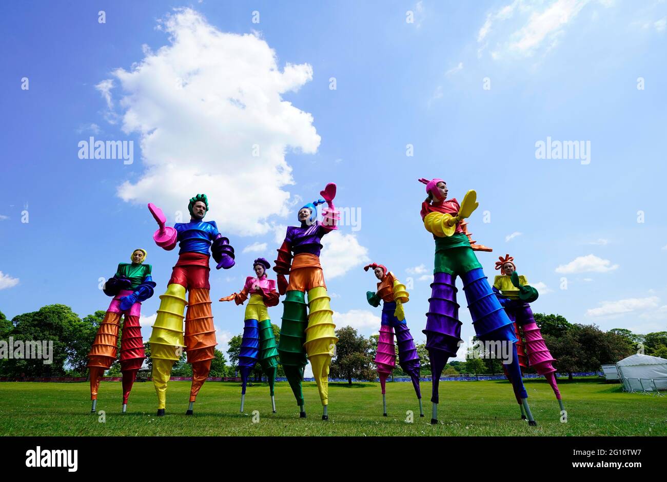 I membri del Rainbow Carnival Swilt Walkers si esibiscono nel parco di Roundhay, Leeds, in vista dell'evento AJ Bell 2021 World Triathlon Series Leeds. Data immagine: Sabato 5 giugno 2021. Foto Stock