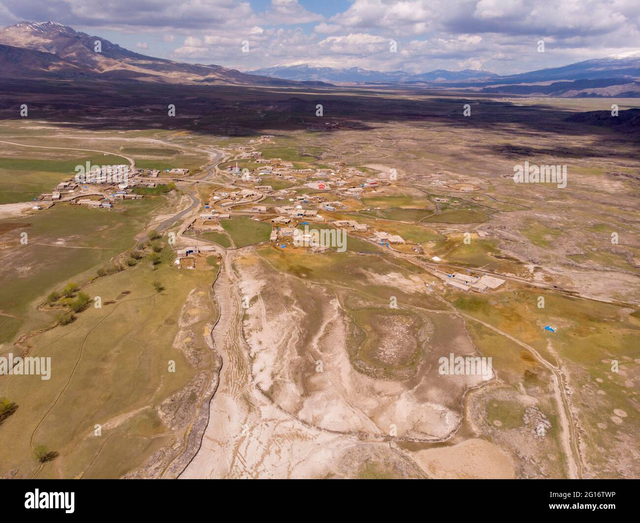 Veduta aerea del Villaggio Anatoliano con tetti di argilla alle pendici del Monte Ararat nell'Anatolia Orientale, Turchia Foto Stock