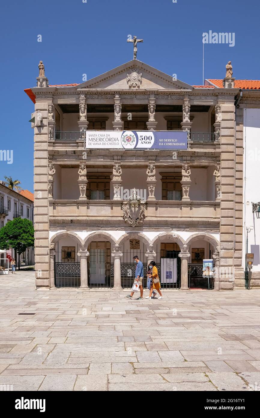 'Santa Casa da Misericórdia de Viana do Castelo' bella facciata barocca con giovani sul fronte - Portogallo Foto Stock