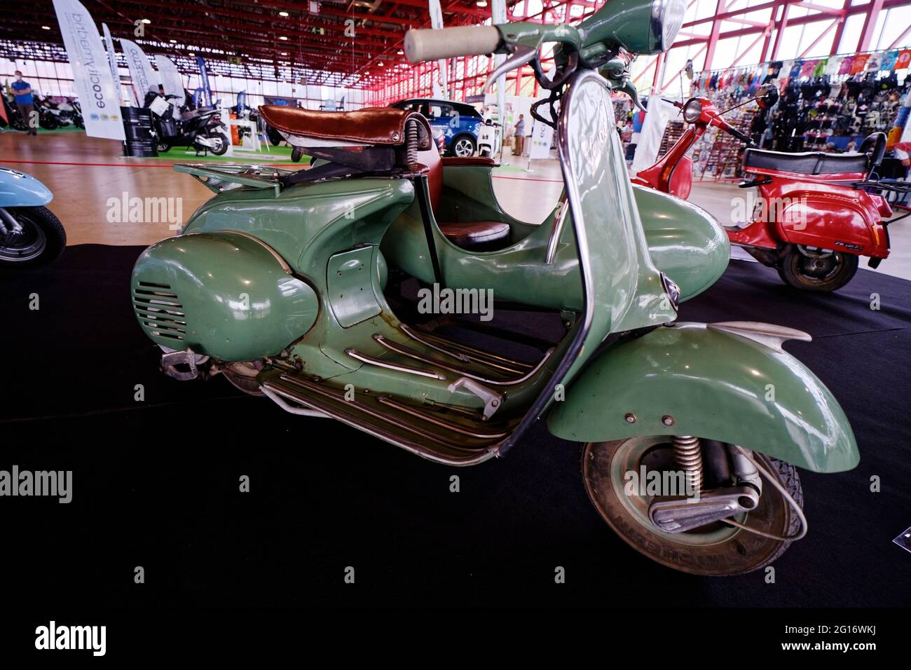 Madrid, Spagna. 05 giugno 2021. Motorama, Salone delle Moto. 75 anni di moto Vespa. Modello 125 N, anno 1954. Padiglione vetro - Casa de campo Fiera, Madrid, Spagna. Credit: EnriquePSans/Alamy Live News Foto Stock