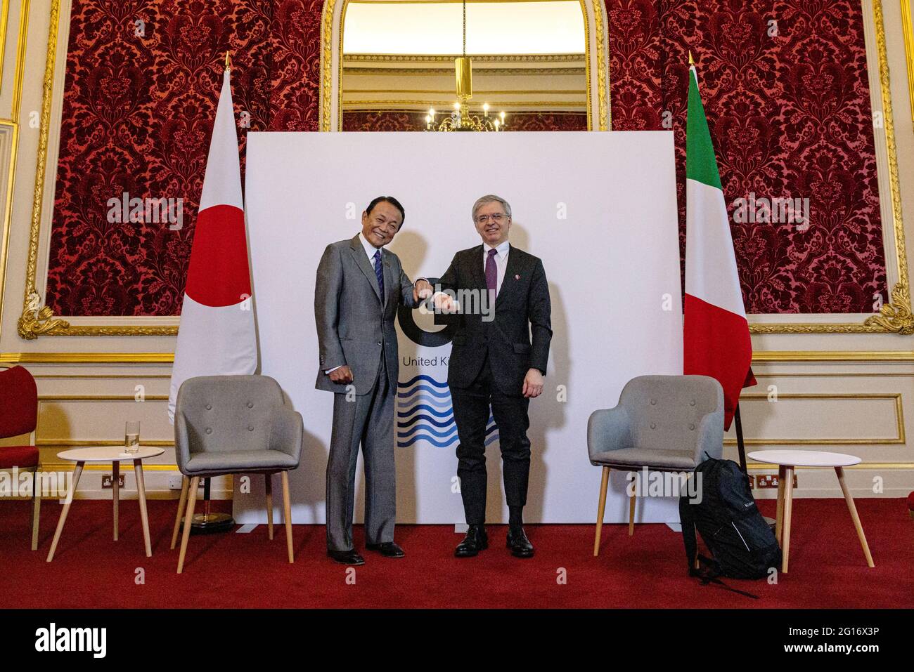 Il ministro delle finanze giapponese Taro Aso (a sinistra) e il ministro italiano dell'Economia e delle Finanze Daniele Franco durante il loro incontro, mentre i ministri delle finanze di tutte le nazioni del G7 si incontrano alla Lancaster House di Londra in vista del vertice dei leader del G7. Data immagine: Sabato 5 giugno 2021. Foto Stock