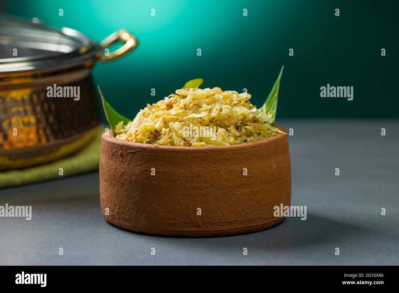 Frittura di cavolo o piatto fritto per i pasti kerala che è cibo vegeteriano molto gustoso disposto in una terrena che è messo su grigio testurizzato b Foto Stock