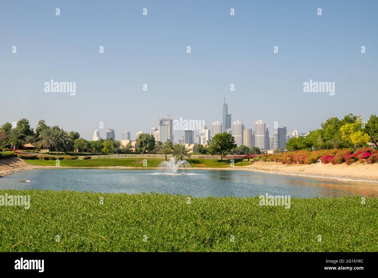Molte caratteristiche acquatiche rompono il paesaggio nelle Emirates Hills, dove molti dei ricchi e famosi hanno la loro residenza di Dubai, Dubai, Emirati Arabi Uniti, 3.12.2018 Foto Stock