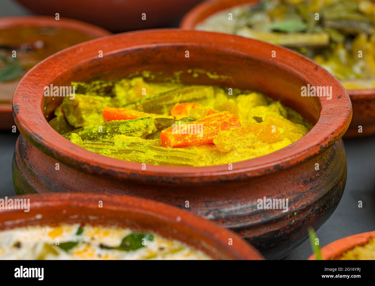 Kerala tradizionale banchetto piatti disposti in grigio sfondo colore, fuoco selettivo. Foto Stock