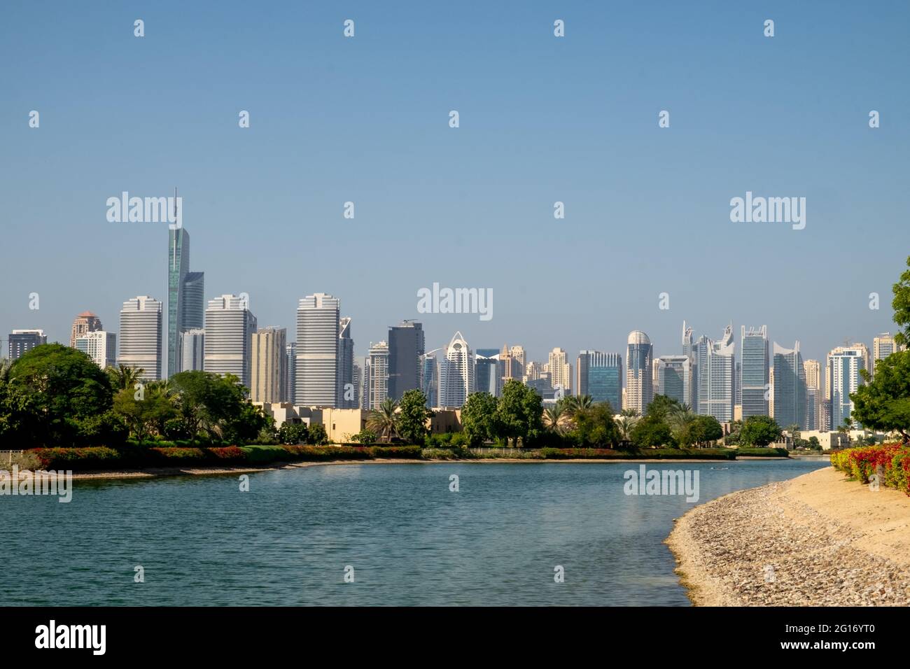 Molte caratteristiche acquatiche rompono il paesaggio nelle Emirates Hills, dove molti dei ricchi e famosi hanno la loro residenza di Dubai, Dubai, Emirati Arabi Uniti, 3.12.2018 Foto Stock