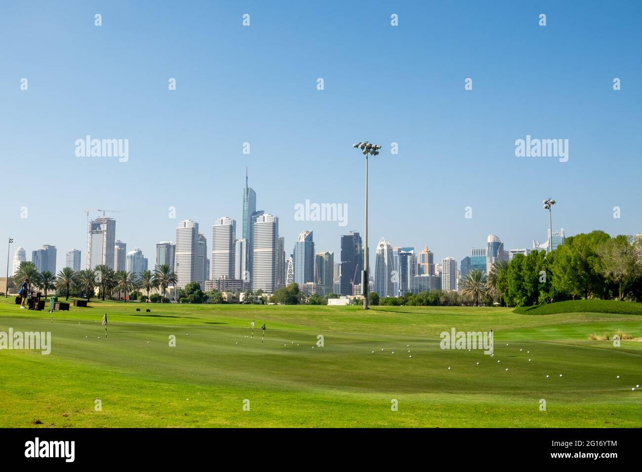 Montgomery Golf Driving Range con vista dello skyline di Dubai Marina sullo sfondo. Dubai, Emirati Arabi Uniti 3.12.2018 Foto Stock