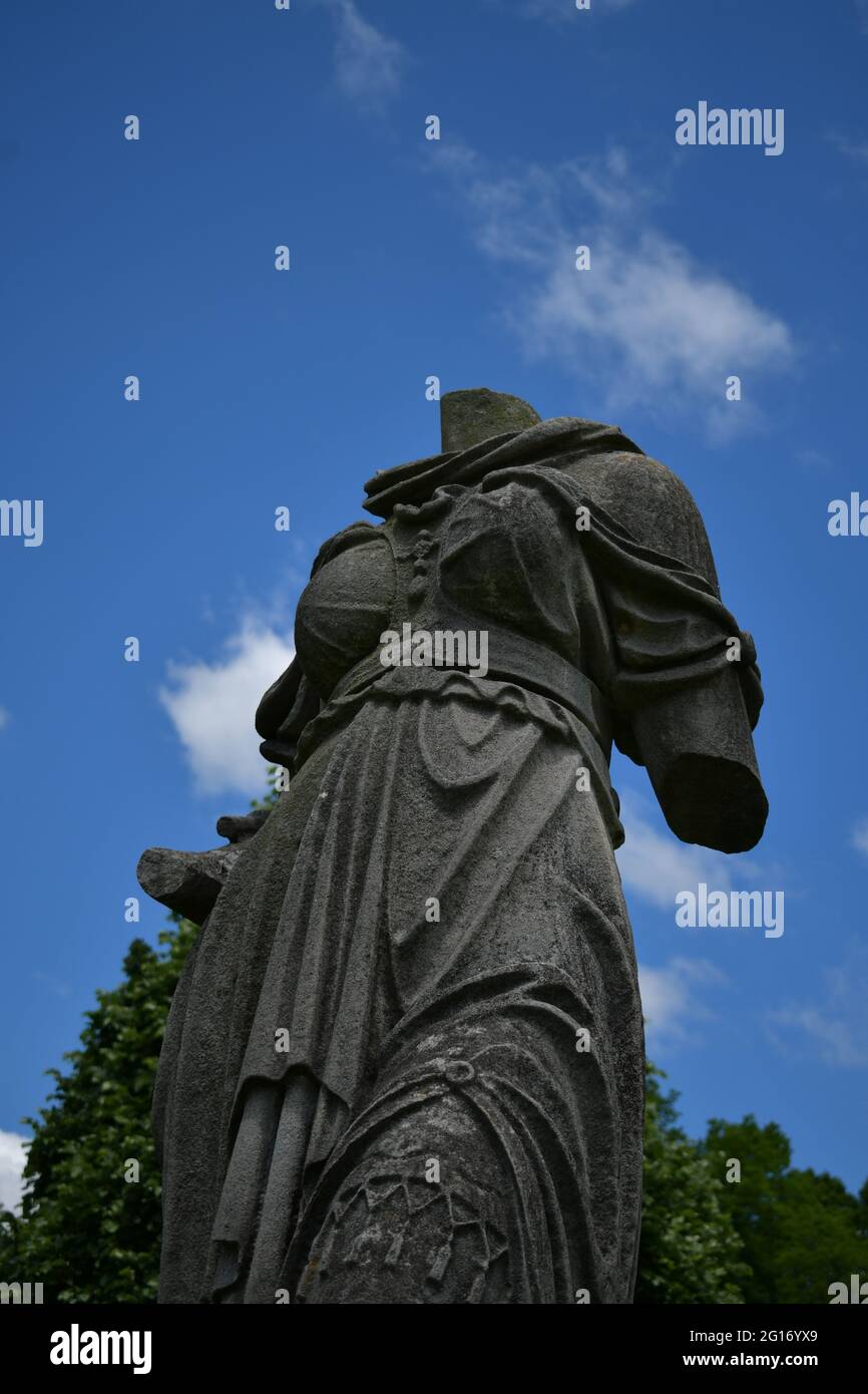 statua femminile circondata da cieli blu Foto Stock