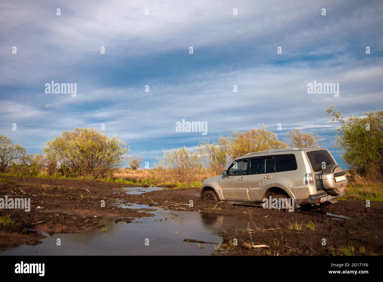 Mitsubishi Pajero/Montero bloccato nel fango Foto Stock
