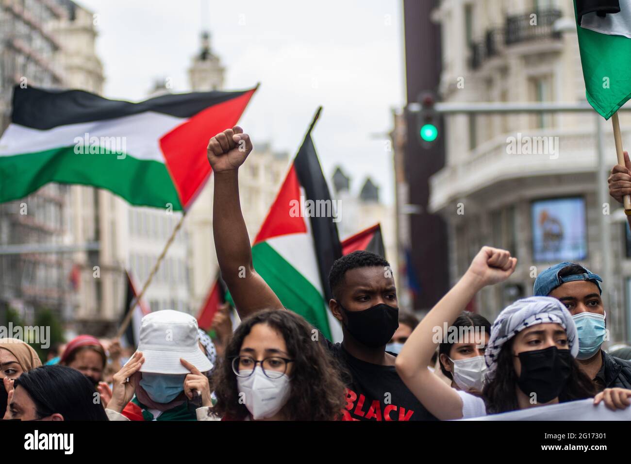 Madrid, Spagna. 05 giugno 2021. Manifestanti che hanno fatto sventolare bandiere palestinesi e hanno sollevato pugni durante una manifestazione a sostegno della Palestina e contro Israele. Credit: Marcos del Mazo/Alamy Live News Foto Stock
