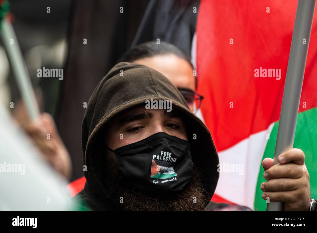 Madrid, Spagna. 05 giugno 2021. Un protesore che indossa una bandiera palestinese nella sua maschera durante una manifestazione a sostegno della Palestina e contro Israele. Credit: Marcos del Mazo/Alamy Live News Foto Stock