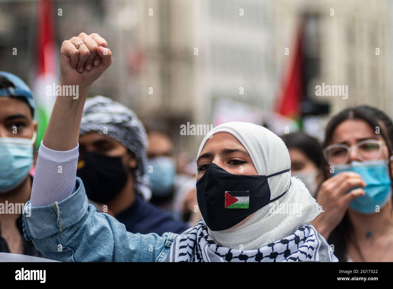 Madrid, Spagna. 05 giugno 2021. Un protetore che indossa una bandiera palestinese nella sua maschera gridando slogan durante una manifestazione a sostegno della Palestina e contro Israele. Credit: Marcos del Mazo/Alamy Live News Foto Stock