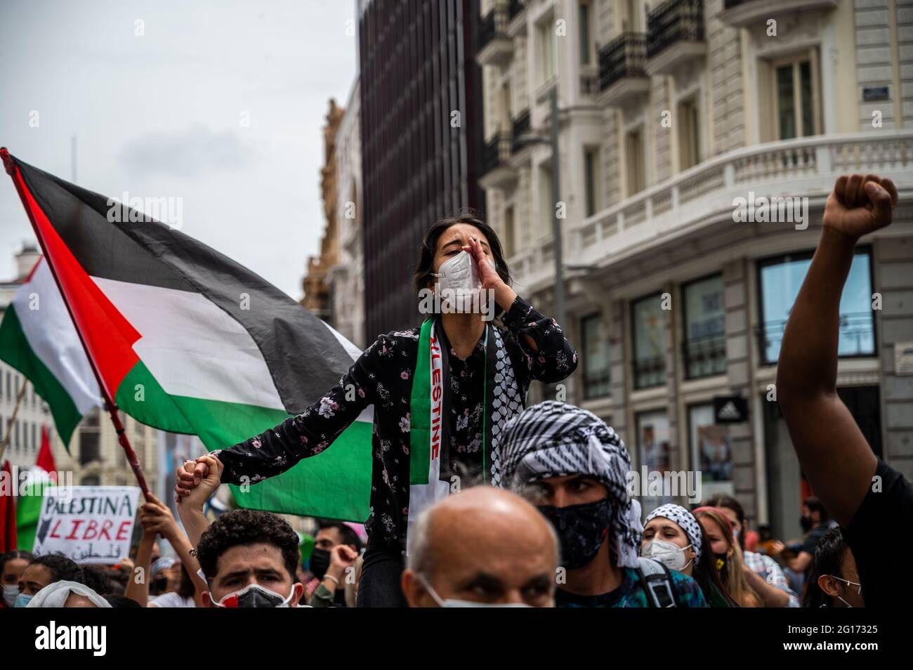 Madrid, Spagna. 05 giugno 2021. Manifestanti che hanno fatto sventolare bandiere palestinesi gridando slogan durante una manifestazione a sostegno della Palestina e contro Israele. Credit: Marcos del Mazo/Alamy Live News Foto Stock