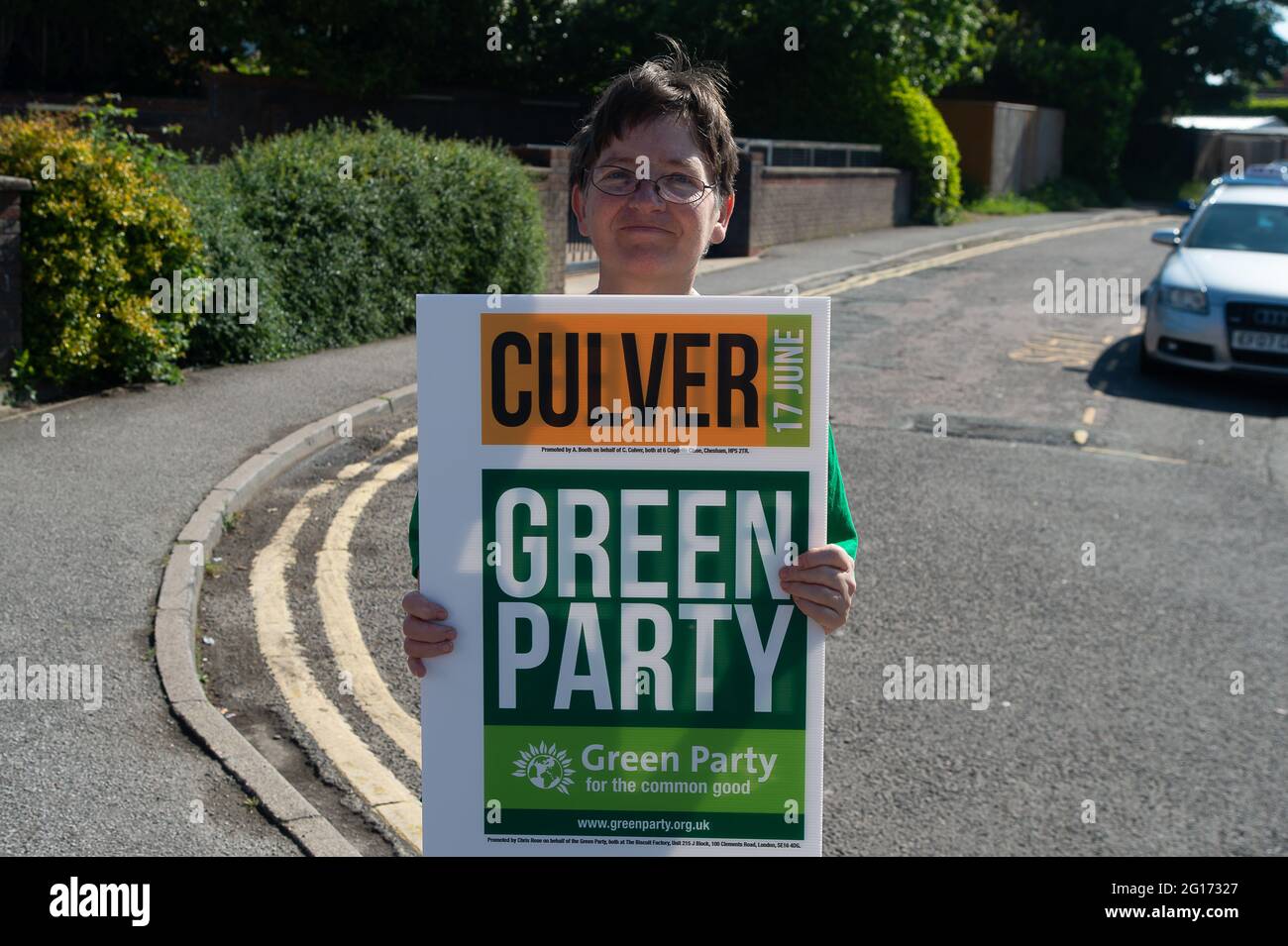 Amersham, Regno Unito. 5 Giugno 2021. Sarah di Hillingdon Green Party ha visitato Amersham oggi per sostenere Carolyne Culver, che è in piedi come membro del Partito Verde per le elezioni locali per Amersham e Chesham. La signora Cheryl Gillan è stata la parlamentare della zona, ma purtroppo è scomparsa di recente. Il candidato del Partito Verde Carolyne Culver è Anti-HS2. La costruzione della ferrovia ad alta velocità 2 sta avendo un enorme impatto negativo sui Chilterns e ci sono preoccupazioni che la perforazione nella falda acquifera di gesso può avere un impatto negativo sulla fornitura di acqua potabile per Londra. La by-elezione si terrà il 17 giugno 2021. In rosso Foto Stock