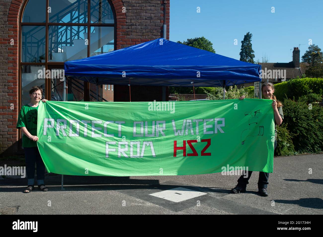 Amersham, Regno Unito. 5 Giugno 2021. Sarah di Hillingdon Green Party (a sinistra) ha visitato Amersham oggi per sostenere Carolyne Culver (a destra) che è in piedi come membro del Partito Verde per le elezioni locali per Amersham e Chesham. La signora Cheryl Gillan è stata la parlamentare della zona, ma purtroppo è scomparsa di recente. Il candidato del Partito Verde Carolyne Culver è Anti-HS2. La costruzione della ferrovia ad alta velocità 2 sta avendo un enorme impatto negativo sui Chilterns e ci sono preoccupazioni che la perforazione nella falda acquifera di gesso può avere un impatto negativo sulla fornitura di acqua potabile per Londra. La by-elezione si terrà il 17 Foto Stock