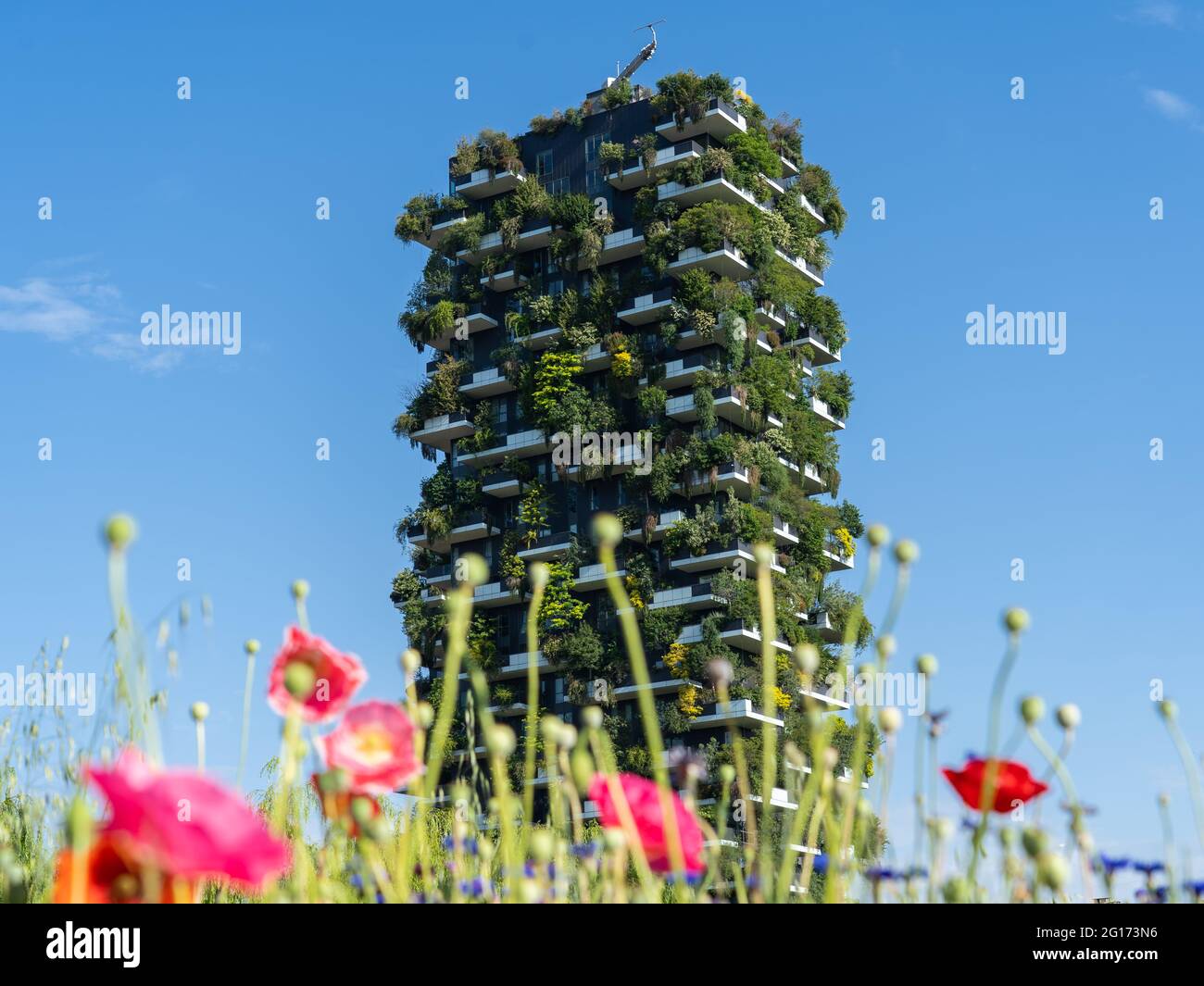 Milano, Italia. Bosco verticale, vista sul moderno ed ecologico grattacielo con molti alberi su ogni balcone. Parco pubblico in primo piano con fresco Foto Stock