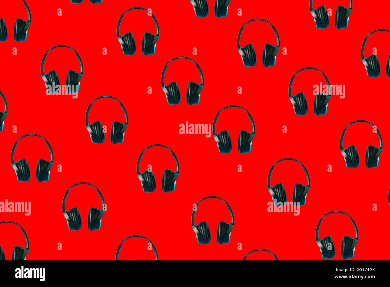Un motivo di cuffie nere su sfondo rosso. Musica Abstract 3D sfondo minimo Art Foto Stock