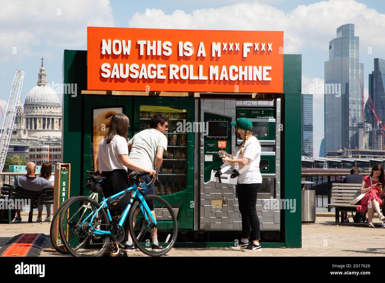 USO EDITORIALE SOLO i membri della coda pubblica a Southbank, Londra, per i panini con salsiccia a base di piante gratuite da un distributore automatico alto 7 piedi, che è stato creato da Meatless Farm per celebrare il National Sausage Roll Day . Data immagine: Sabato 5 giugno 2021. Foto Stock