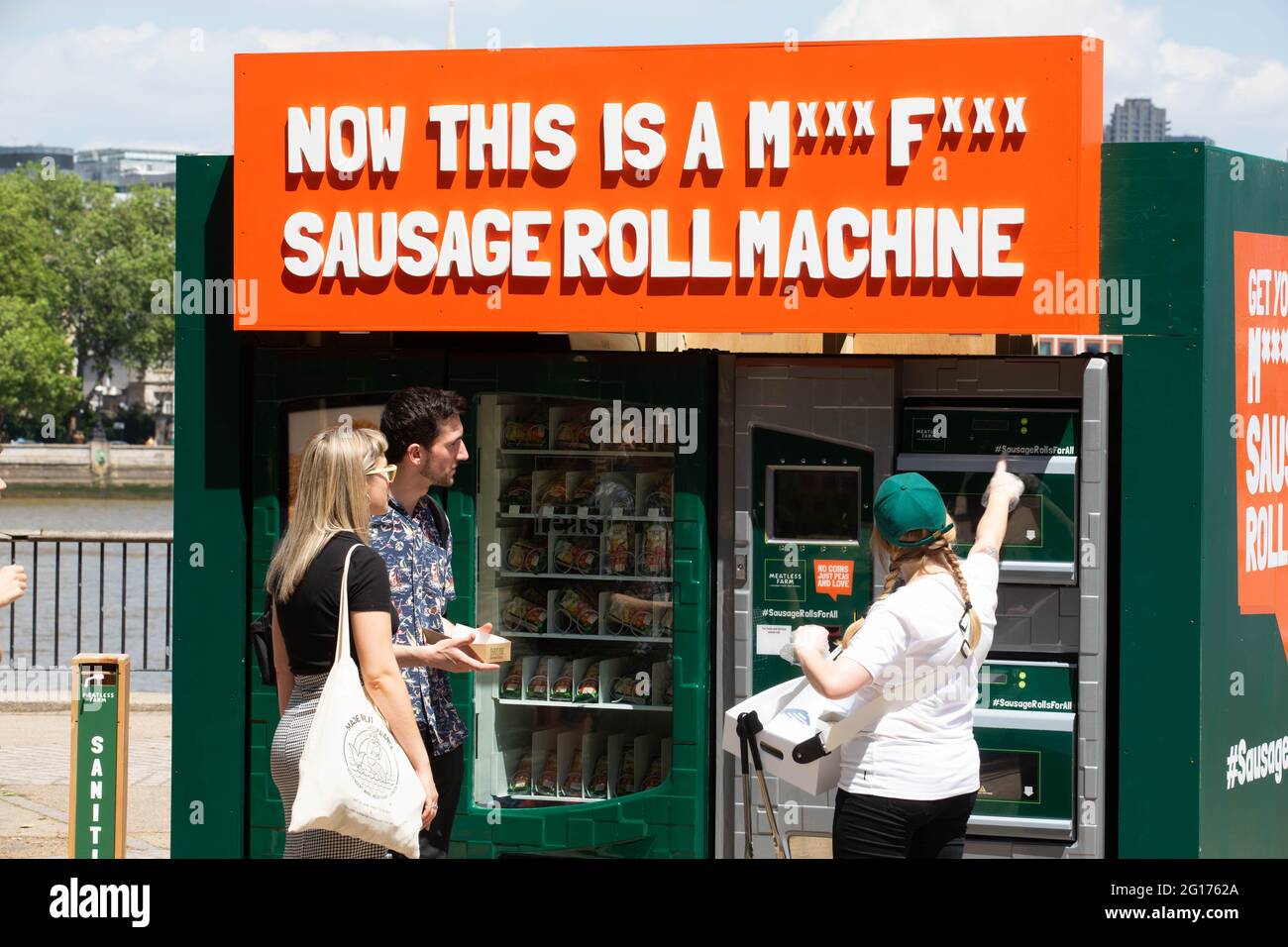 USO EDITORIALE SOLO i membri della coda pubblica a Southbank, Londra, per i panini con salsiccia a base di piante gratuite da un distributore automatico alto 7 piedi, che è stato creato da Meatless Farm per celebrare il National Sausage Roll Day . Data immagine: Sabato 5 giugno 2021. Foto Stock