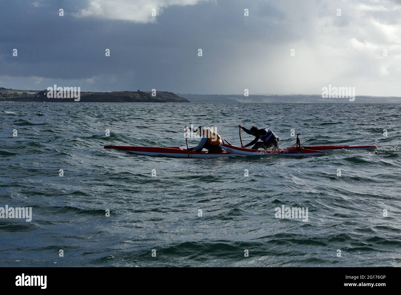 Canoa, corse a Douarnenez Bay, Crozon-Morgat, Bretagna, Francia Foto Stock