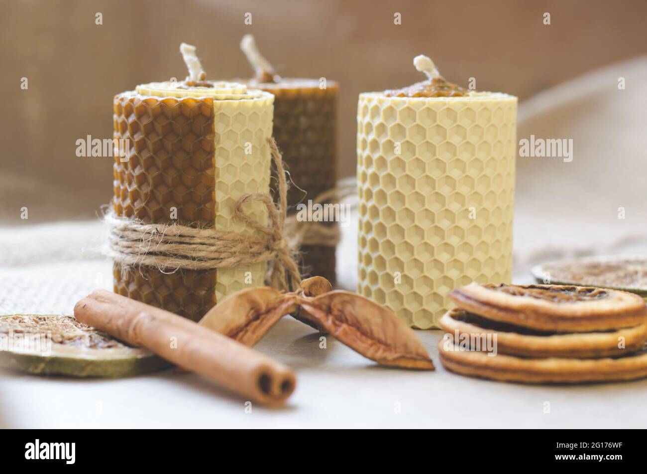 Candele naturali fatte a mano con aroma di miele. Decorazioni per interni  Foto stock - Alamy