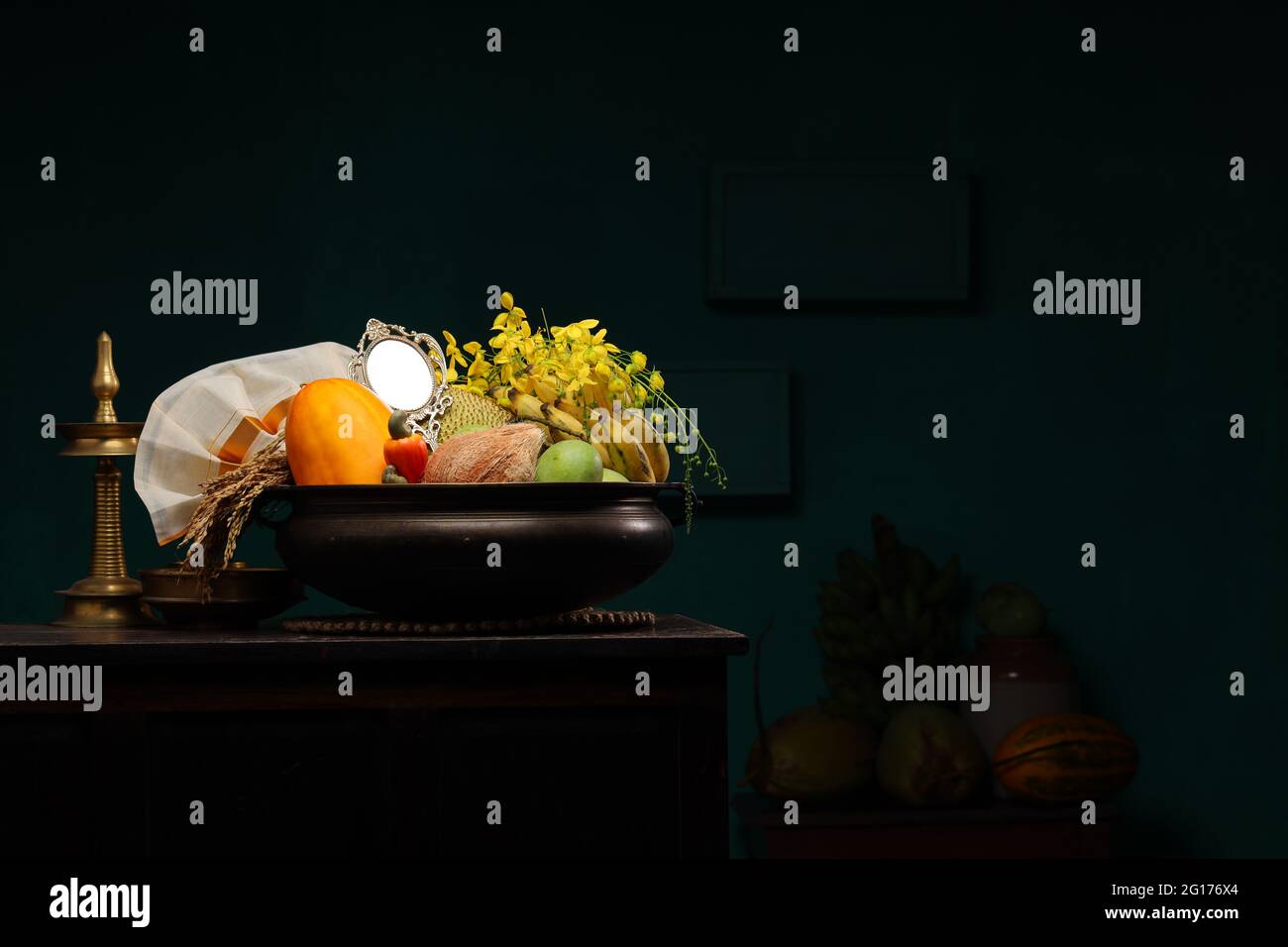 Kerala festival, rituali di Vishu festival - Vishukkani o Vishu vista, un vaso di ottone o Urule riempito di frutta e verdura principalmente disponibile in Foto Stock