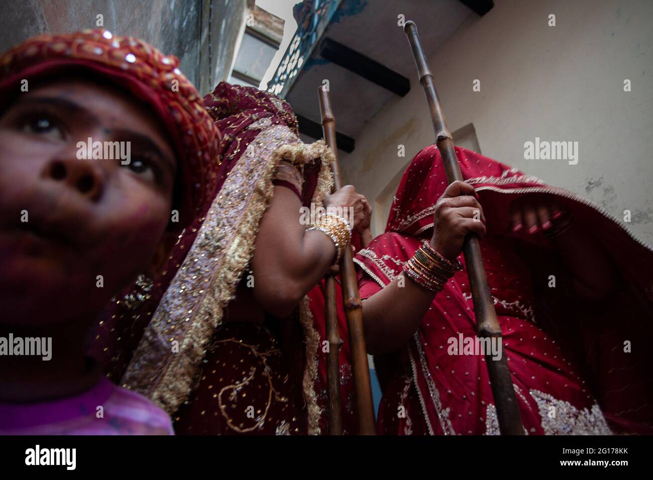 Donna del villaggio di Barsana che tiene i bastoni prima del festival di Lathmar Holi Foto Stock