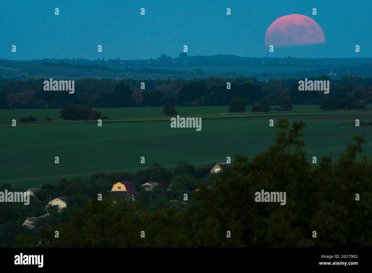 La luna piena sorge sulla luna piena del fiore 'Bloody' il 26 maggio 2021. Foto Stock