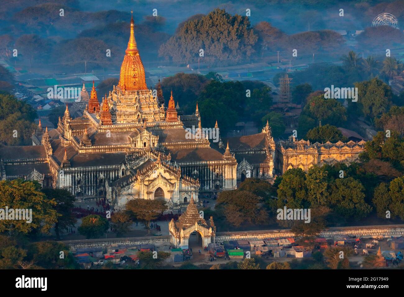 Una vista aerea di prima mattina del tempio buddista di Ananda nell'antica città di Bagan in Myanmar (Birmania). Date dal 1105CE. Foto Stock