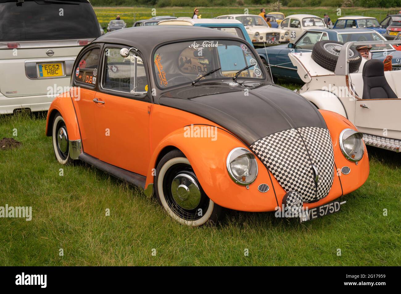 Classic volkswagen Beetle raffreddato ad aria in arancione e nero di un tempo in un classico rally auto Foto Stock