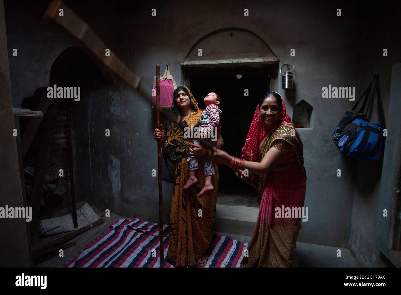 Donna del villaggio di Barsana che tiene i bastoni prima del festival di Lathmar Holi Foto Stock