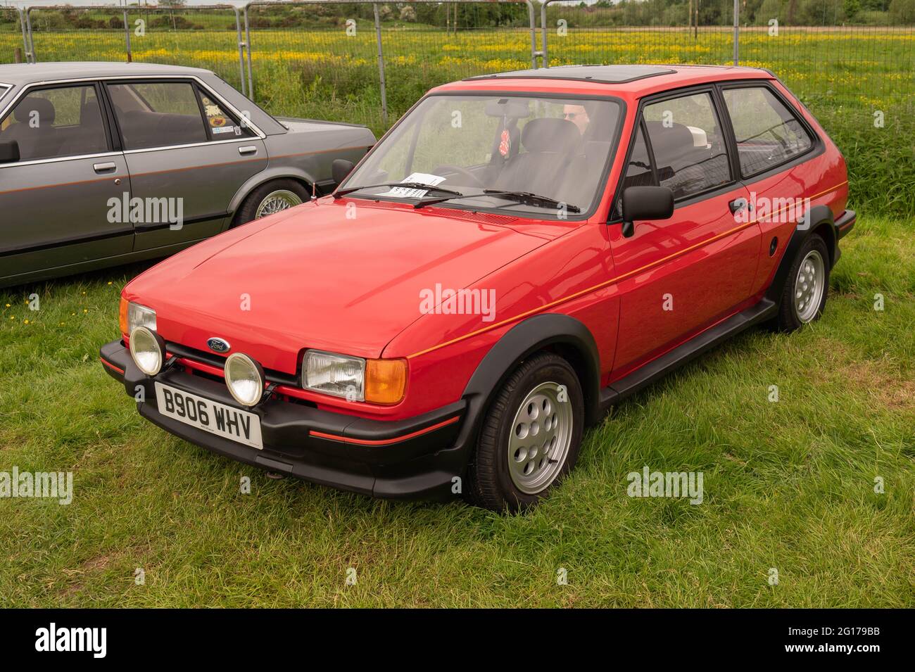 Una Ford XR2 1985 in rosso ad un rally automobilistico a Norwich Foto Stock