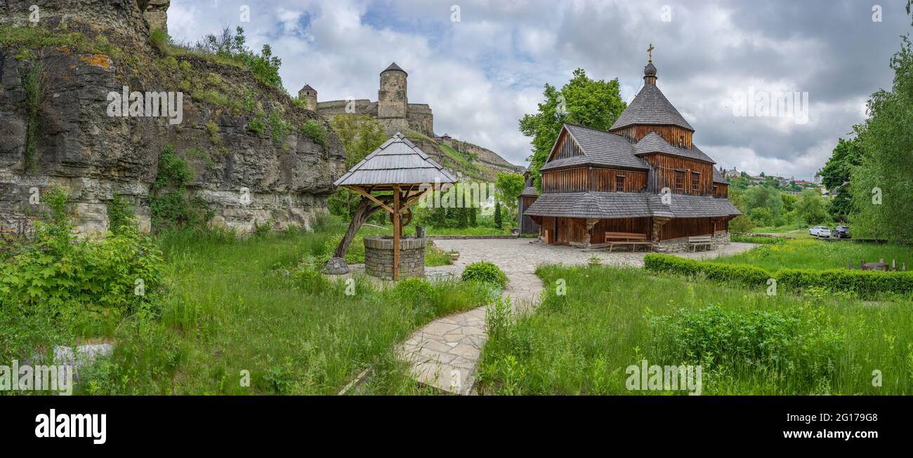 Vista della chiesa in legno - Tserkva Vozdvyzhennya Chesnoho Khresta, situato nel canyon Smotrytsky, Kamianets-Podilskyi, Ucraina Foto Stock
