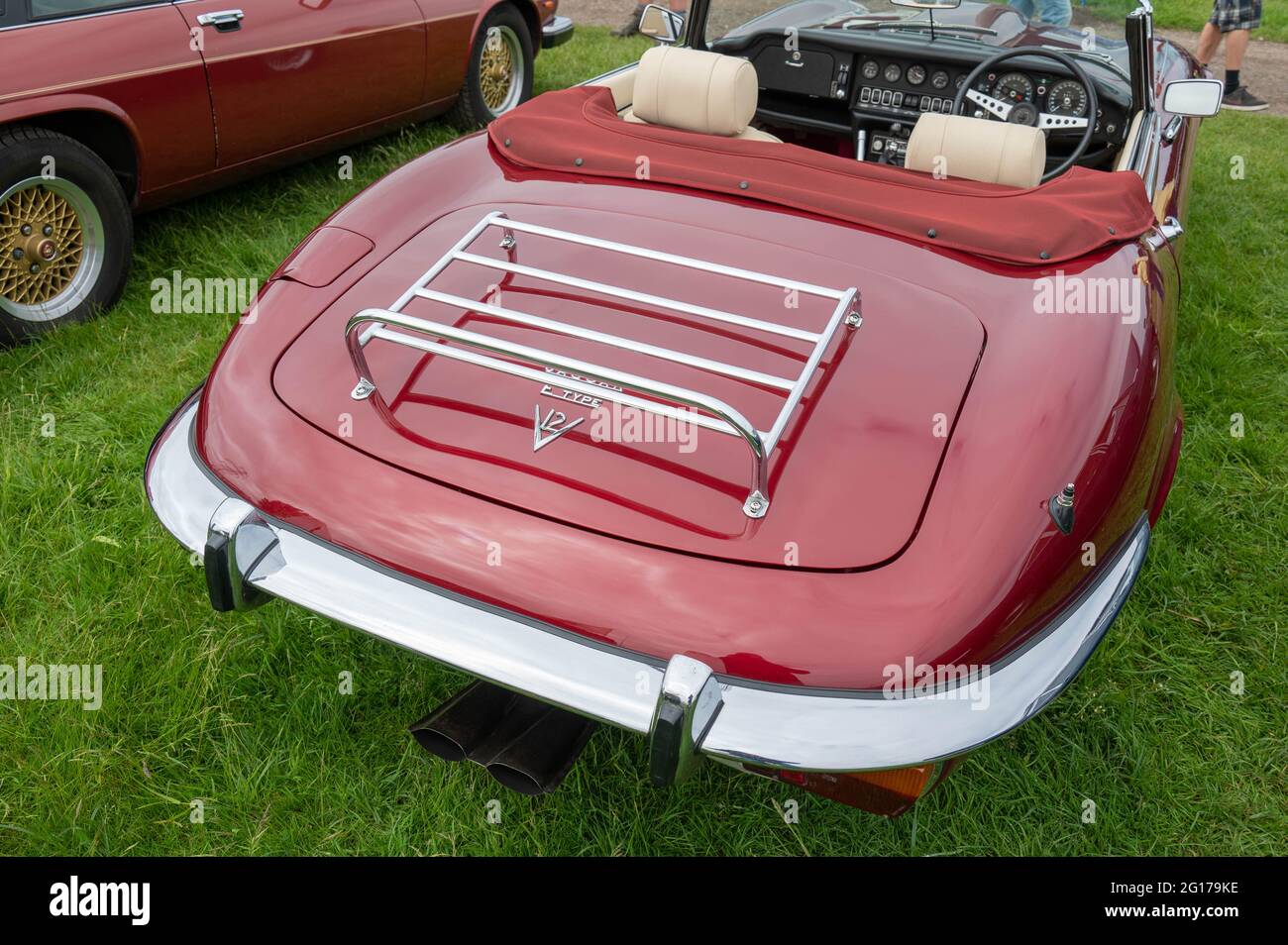 Una vista della parte posteriore di una Jaguar classica sportiva di tipo e convertibile con portabagagli in occasione di una mostra di auto classiche. Foto Stock