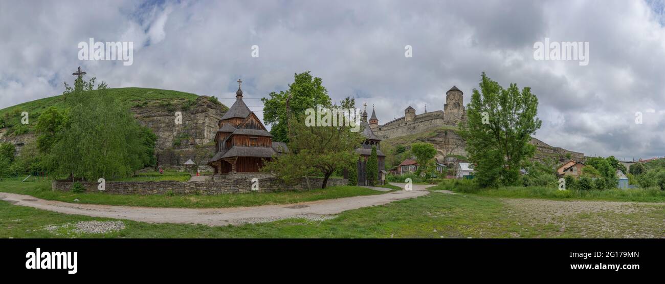 Vista della chiesa in legno - Tserkva Vozdvyzhennya Chesnoho Khresta, situato nel canyon Smotrytsky, Kamianets-Podilskyi, Ucraina Foto Stock