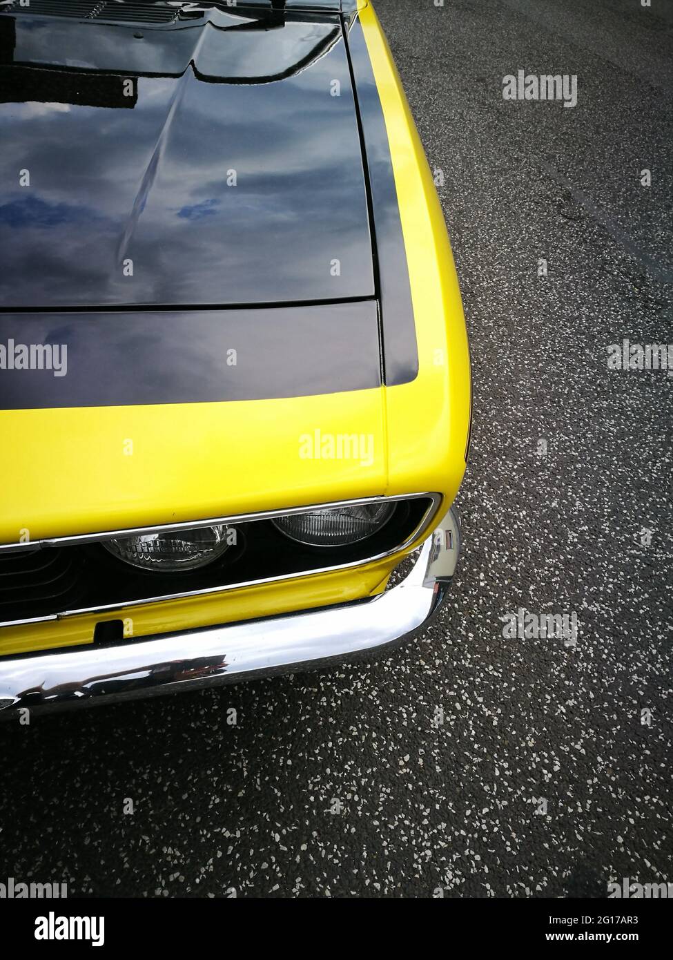 Ripresa ad alto angolo dei fari di una vettura retrò gialla Foto Stock