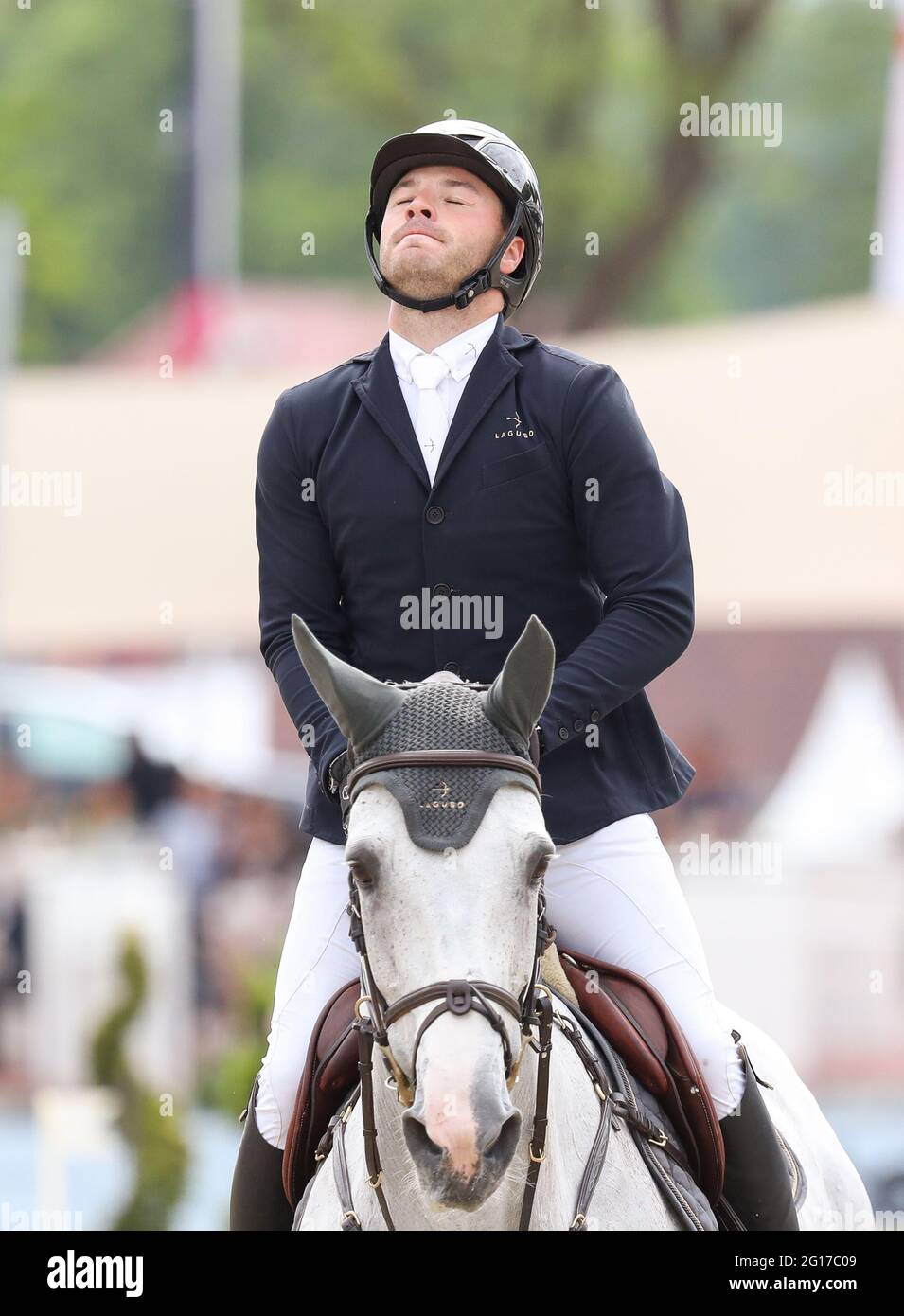 Balve, Germania. 05 giugno 2021. Sport equestre: Campionato tedesco, show jumping. Lo show jumper Maximilian Lill guida D-Cassina al Campionato Tedesco Show Jumping. Credit: Friso Gentsch/dpa/Alamy Live News Foto Stock