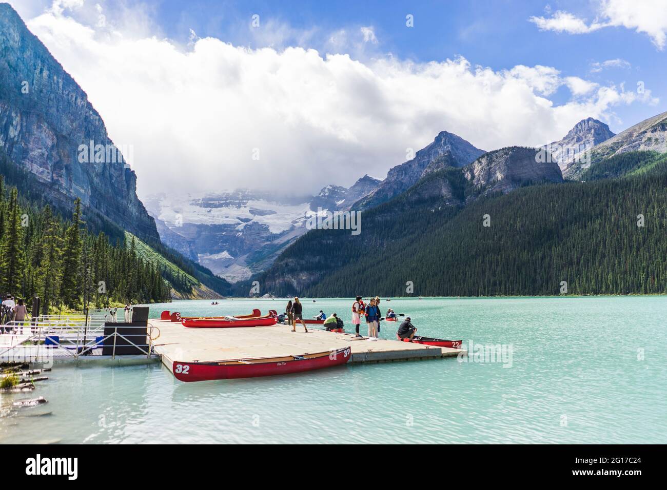 Turisti in canoa sul lago louise nelle montagne rocciose canadesi, Alberta, Canada, 2016 Foto Stock