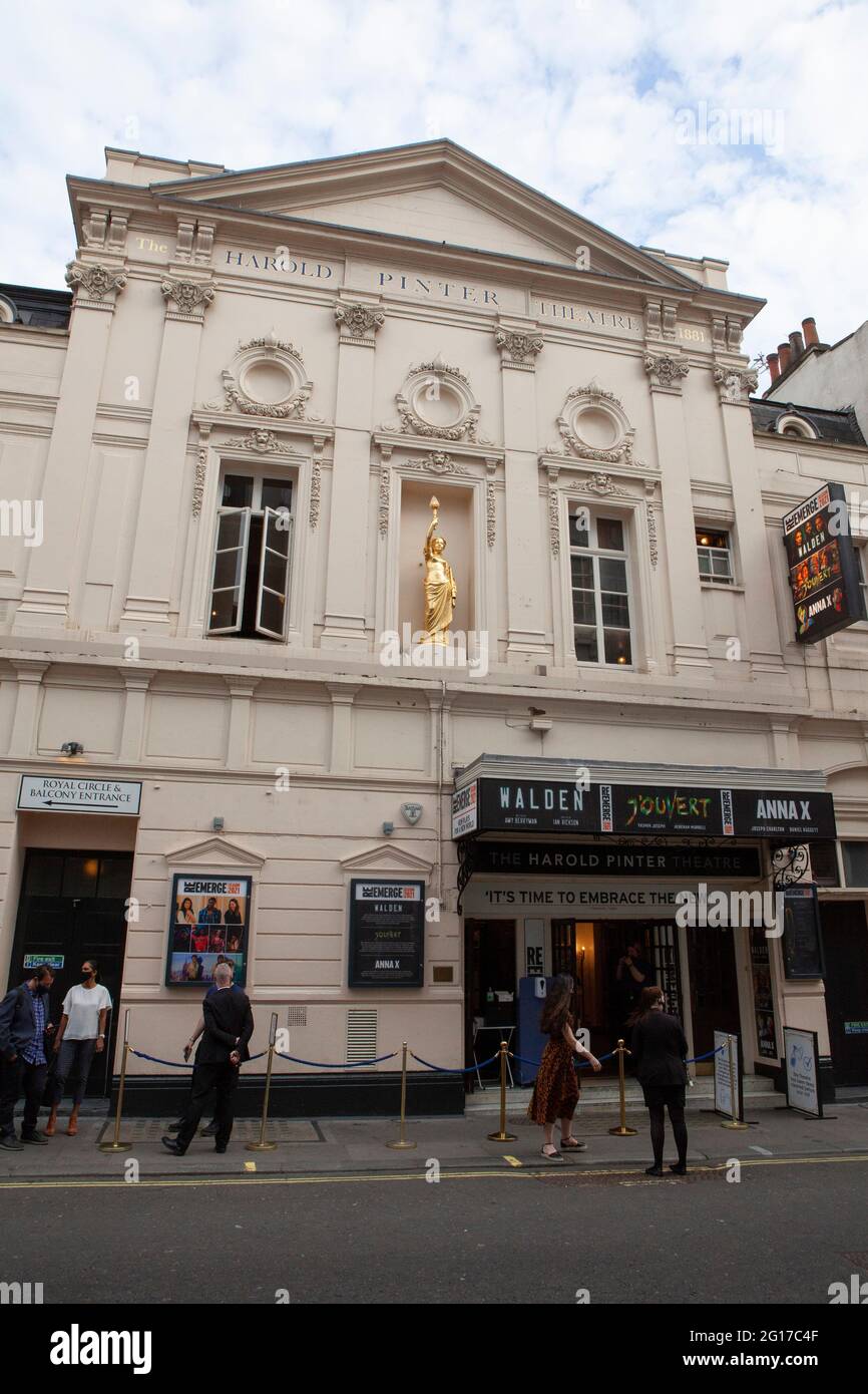 Londra, Regno Unito, 3 giugno 2021: Con la riapertura dei teatri con rigorosi protocolli di Covid, maschere facciali e distanziamento sociale, i membri del pubblico si accodano in strada prima di effettuare il check-in sull'app NHS e di avere la loro temperatura presa. La rappresentazione teatrale al Teatro Harold Pinter è Walden, con la partecipazione di Gemma Arterton, di Sonya Friedman Productions. Anna Watson/Alamy Foto Stock