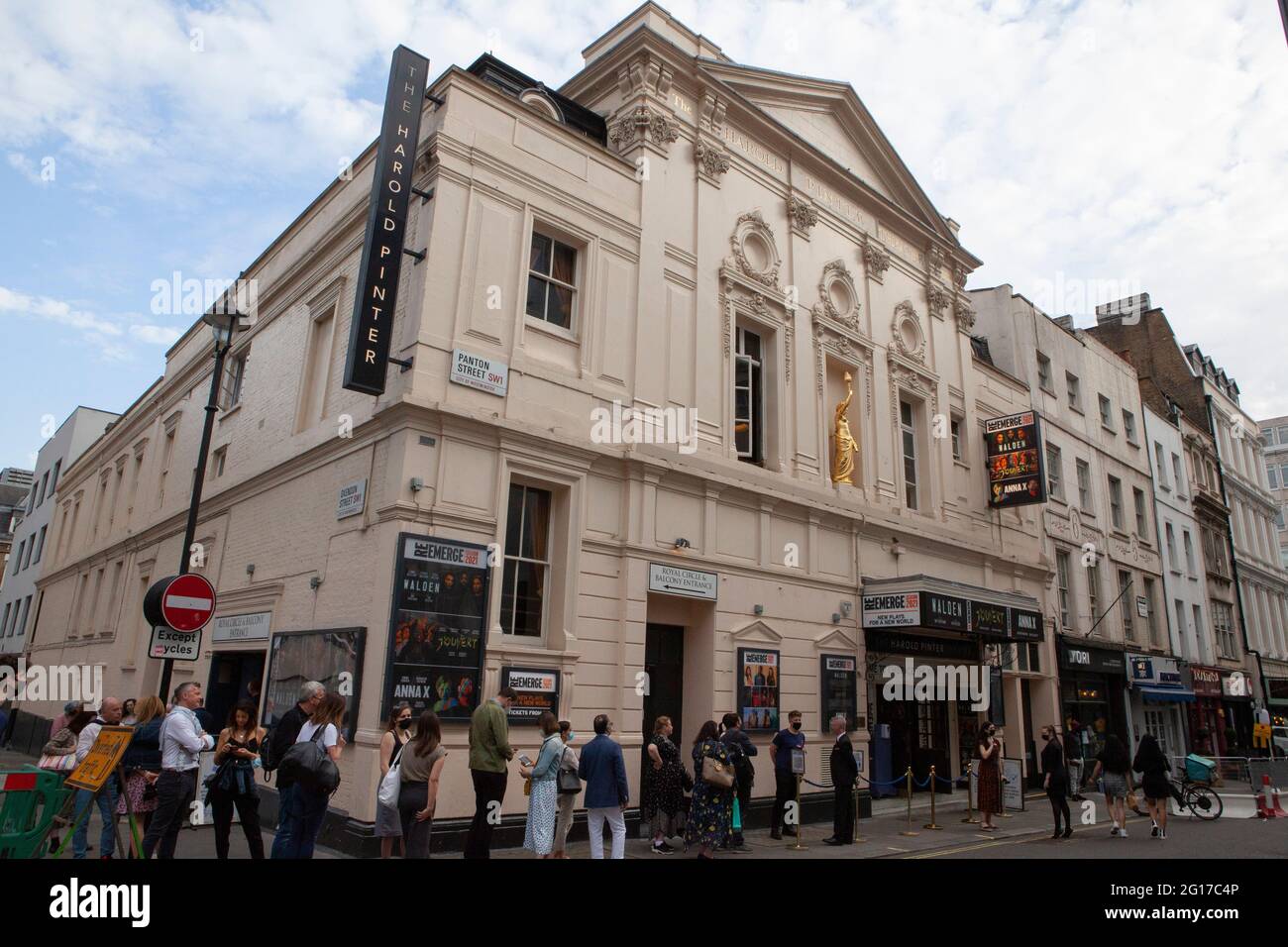 Londra, Regno Unito, 3 giugno 2021: Con la riapertura dei teatri con rigorosi protocolli di Covid, maschere facciali e distanziamento sociale, i membri del pubblico si accodano in strada prima di effettuare il check-in sull'app NHS e di avere la loro temperatura presa. La rappresentazione teatrale al Teatro Harold Pinter è Walden, con la partecipazione di Gemma Arterton, di Sonya Friedman Productions. Anna Watson/Alamy Foto Stock