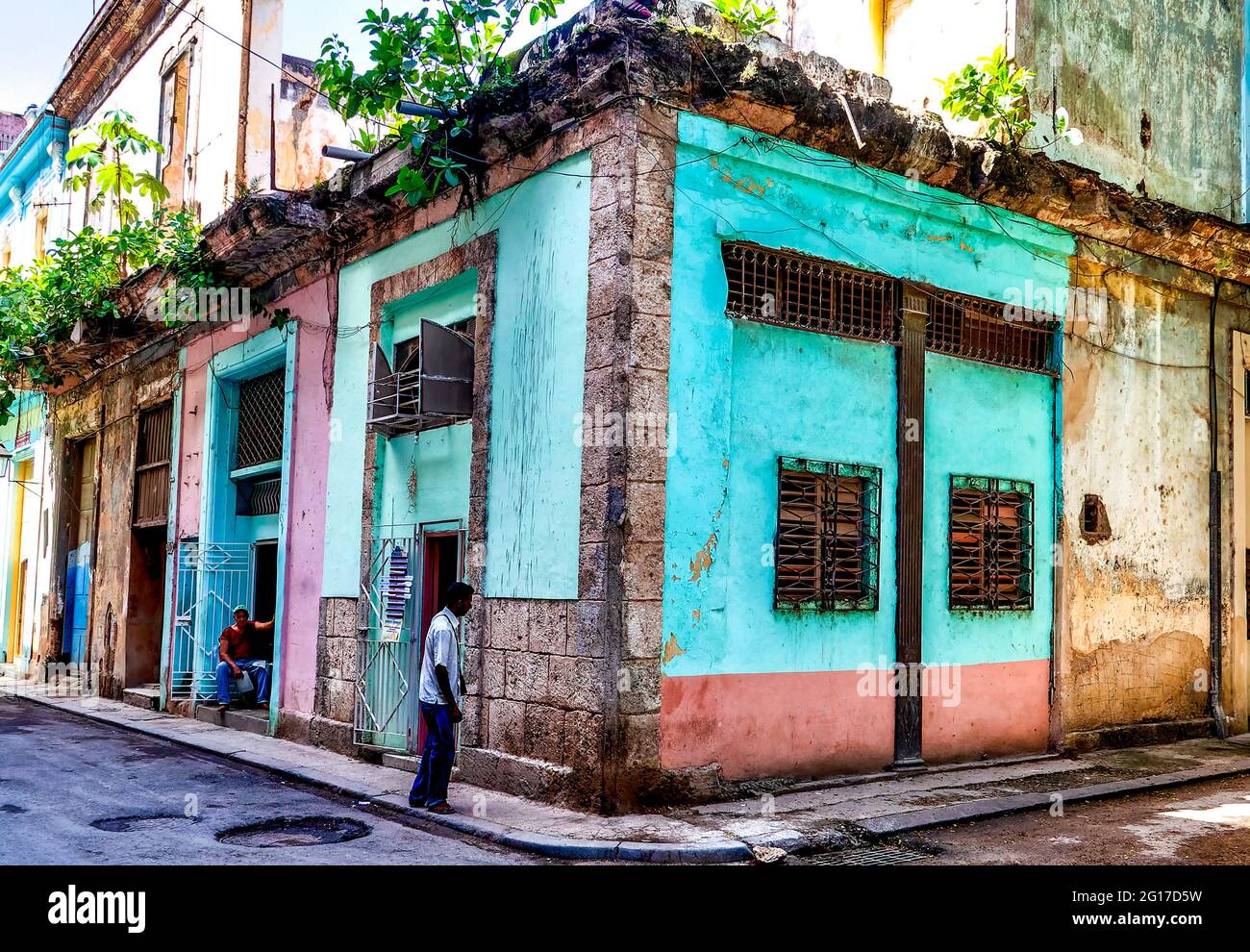 Angolo di strada in un quartiere povero di l'Avana, Cuba Foto Stock