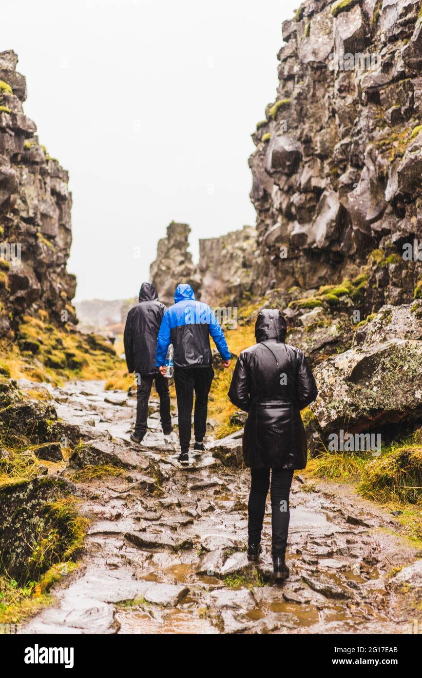 Turisti che esplorano Öxarárfoss, Parco Nazionale di Pingvellir, regione meridionale, Islanda, 2016 Foto Stock