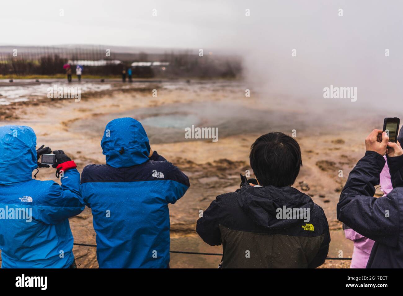 Turisti che fotografano il grande geysir, in giro per l'Islanda, Europa, 2016 Foto Stock