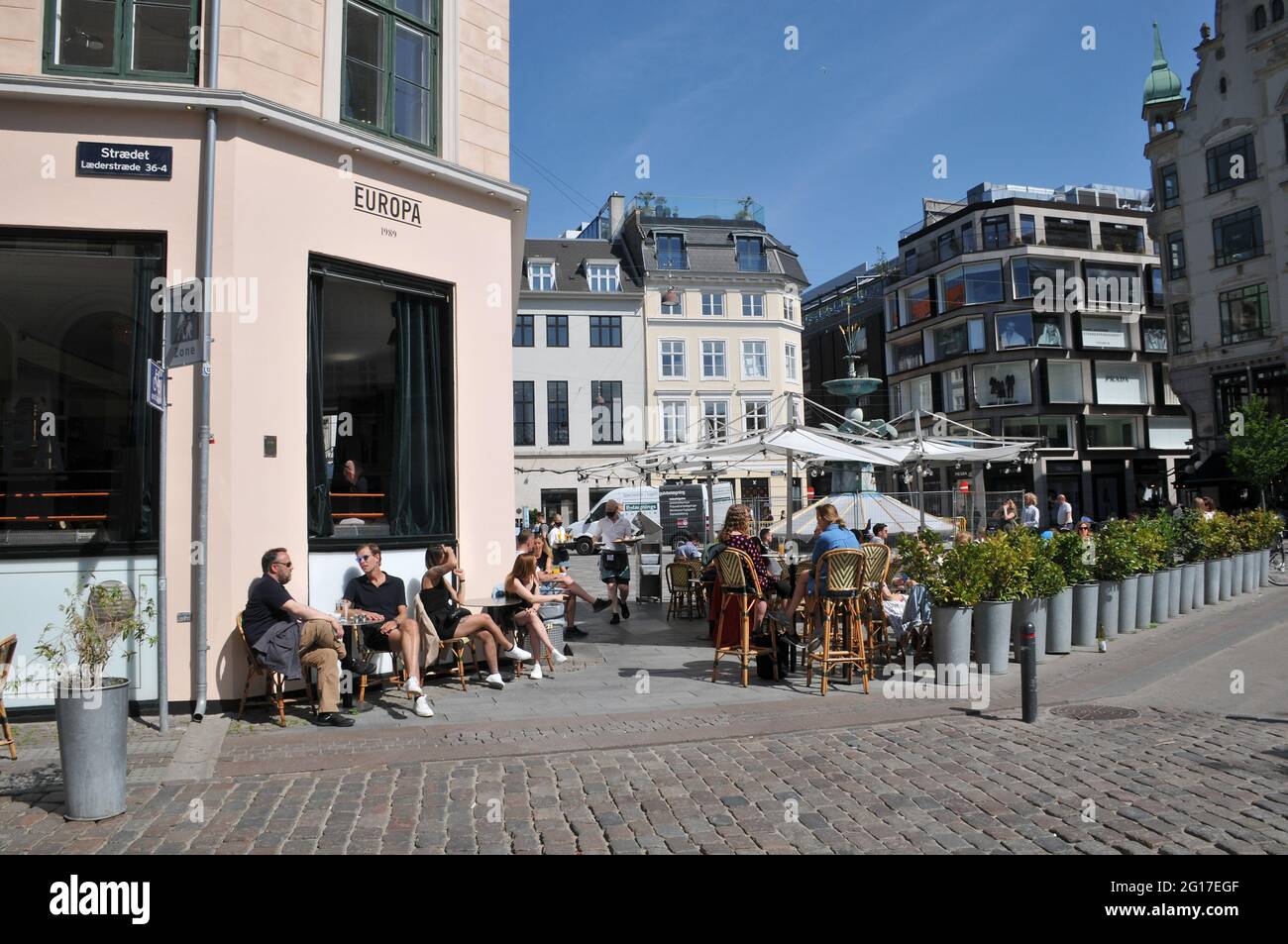 Copenaghen, Danimarca. 05 giugno 2021, /food and drinks out door service at europocfe om amager torv stroeget summeer day nella capitale danese. (Foto.. Foto Stock