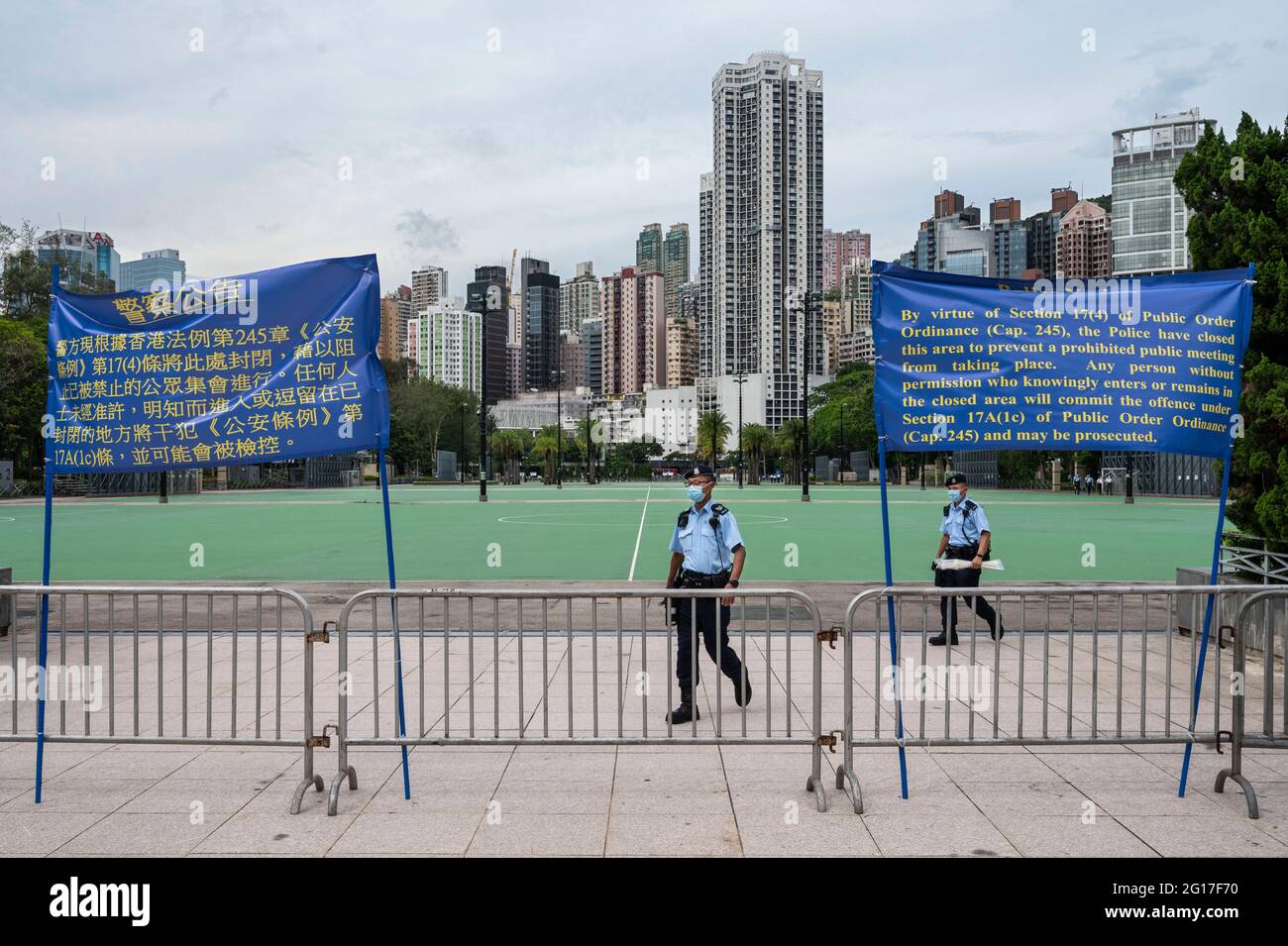 Hong Kong, Cina. 04 giugno 2021. Gli agenti di polizia sono visti pattugliare a Victoria Park a Hong Kong, il 4 giugno 2021. Per il secondo anno consecutivo la polizia ha bandito la veglia annuale a lume di candela nel Victoria Park, che segna il massacro di Piazza Tiananmen del 1989 come una prevenzione contro le proteste. Credit: SOPA Images Limited/Alamy Live News Foto Stock