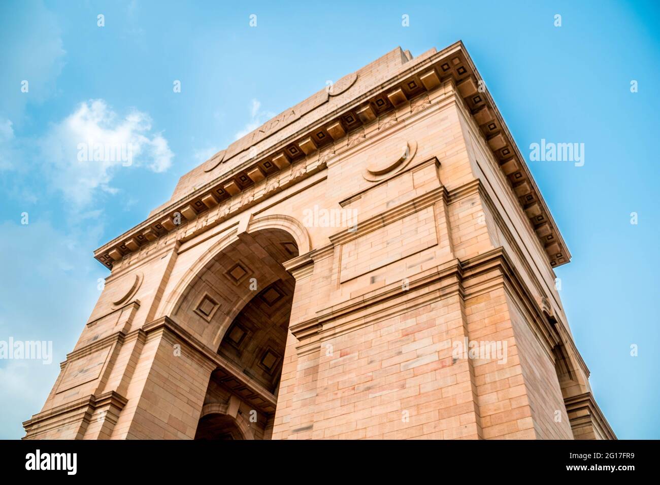 L'India Gate è un monumento di guerra situato a cavallo del Rajpath, sul bordo orientale dell' 'asse cerimoniale' di Nuova Delhi, precedentemente chiamato Kingsway. Foto Stock